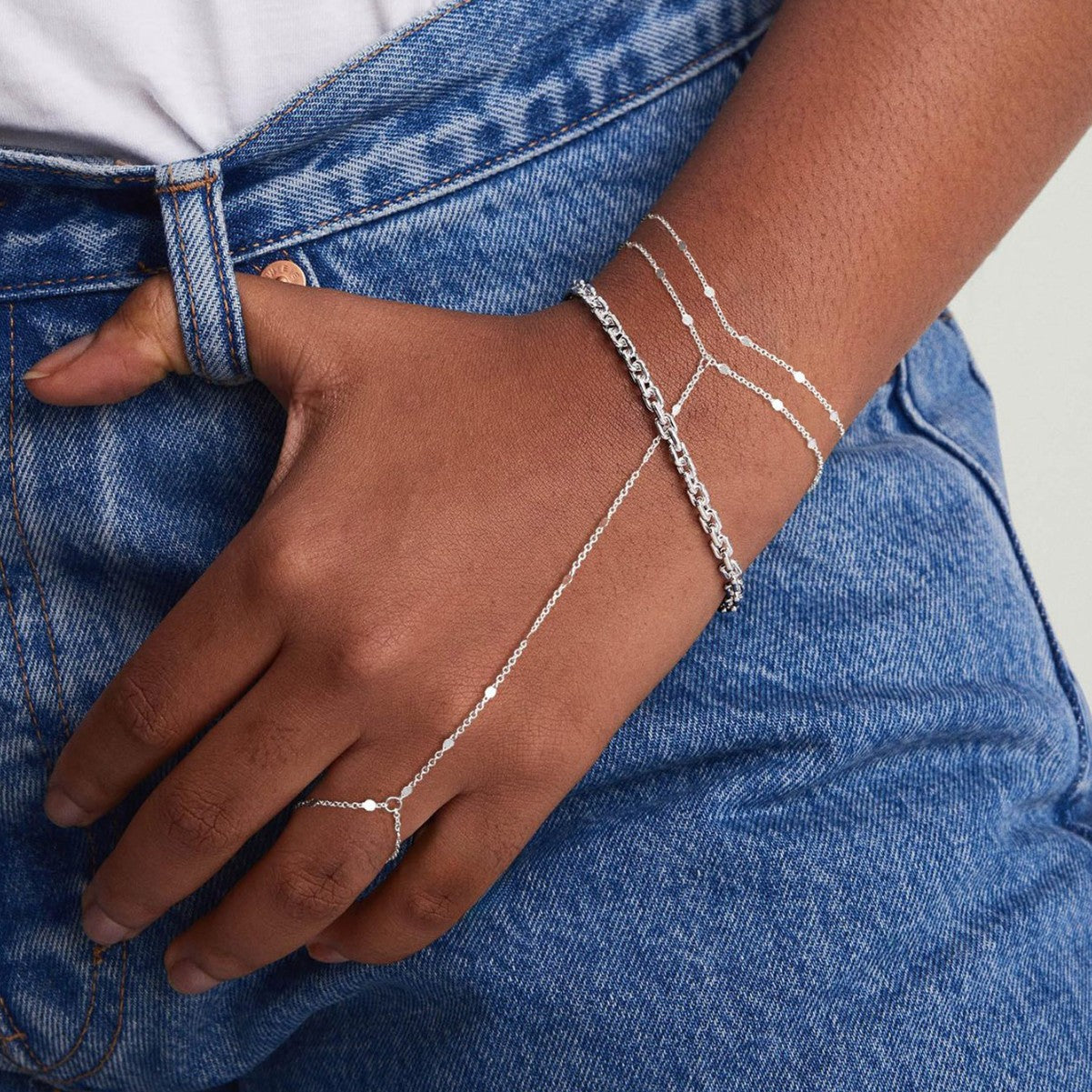 Simple chain finger bracelet